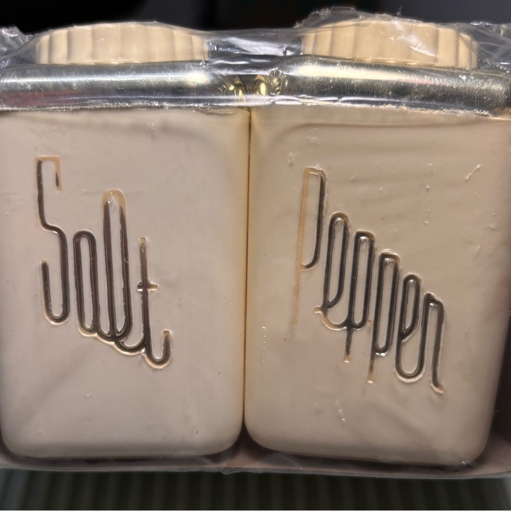 3/25.   Vintage Lustro-Ware Chef Size Salt & Pepper Shaker Set with Gold Accents